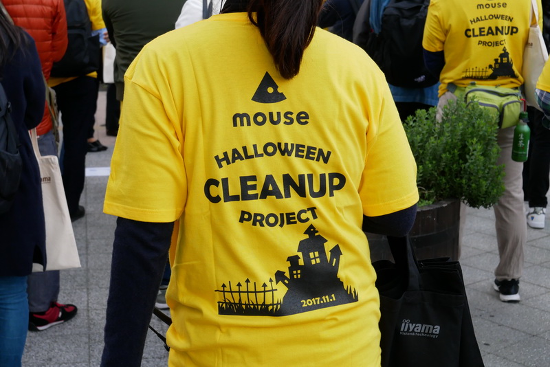 参加者全員が、マウスコンピューターのブランドカラーでもあるイエローをベースとしたオリジナルTシャツを身にまとい、秋葉原駅周辺の歩道を中心にゴミ拾いを行った