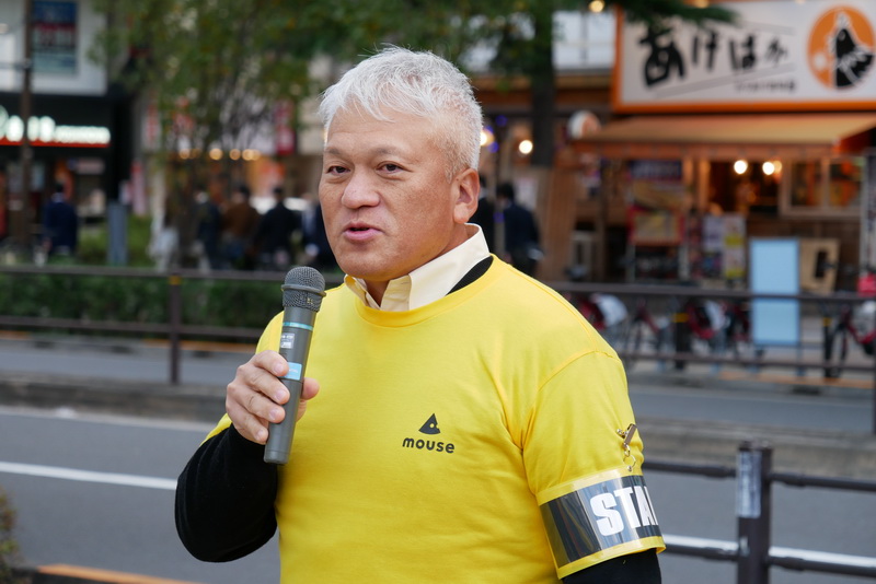 イベント冒頭に挨拶する、株式会社マウスコンピューター代表取締役社長の小松永門氏