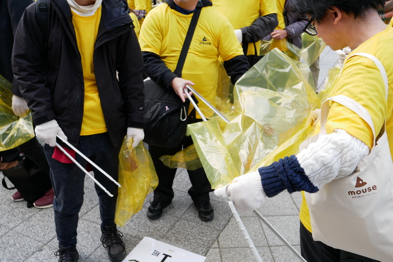参加者に、軍手とゴミ袋、トングを配布。ブランドカラーのイエローにこだわり、ゴミ袋もイエローのものを用意