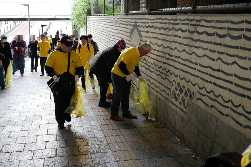 路上には目立つゴミは少なかったが、端の方には細かなゴミが落ちていた