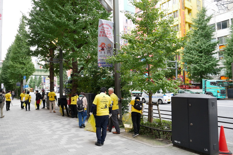 中央通り付近の歩道も丹念に清掃