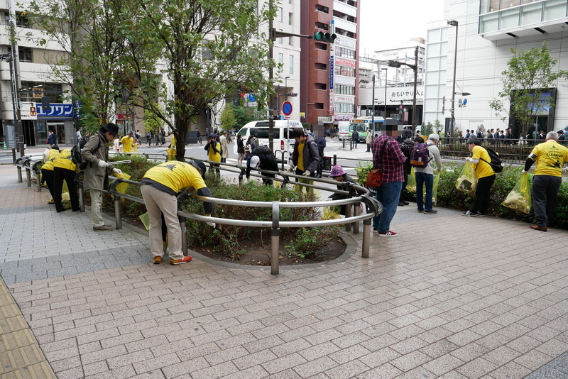 秋葉原駅中央口付近の歩道も、植え込みを中心に丹念に清掃