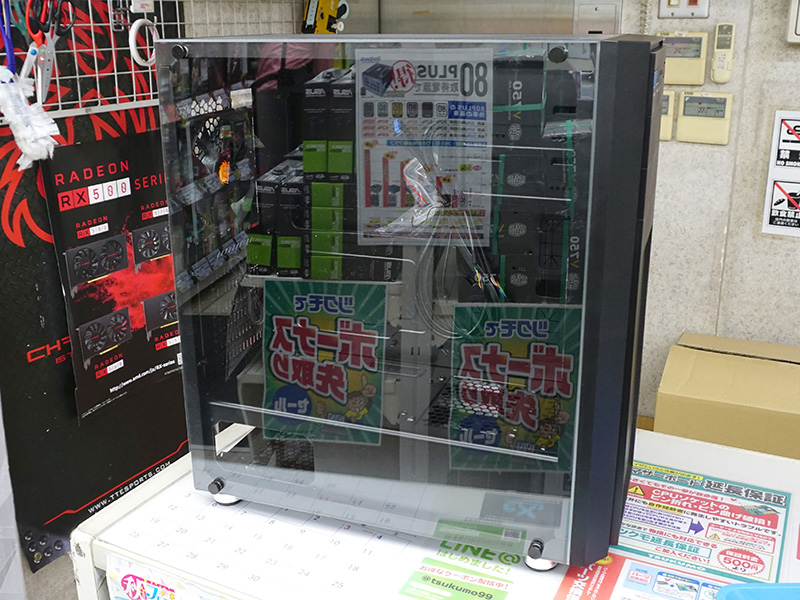 左サイドは内部が見えるクリアパネル