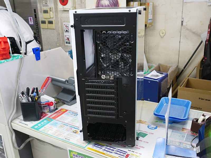 背面。外装はホワイトで、内部シャーシはブラック