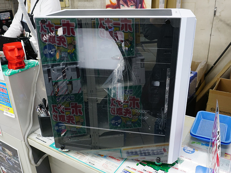 左サイドパネルはアクリル製