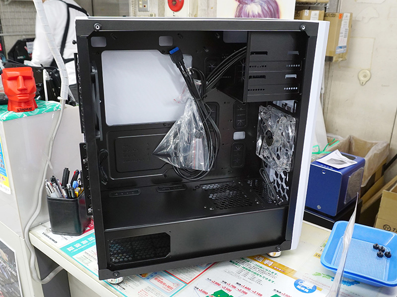 ケース内部。色以外はブラックと同じ仕様