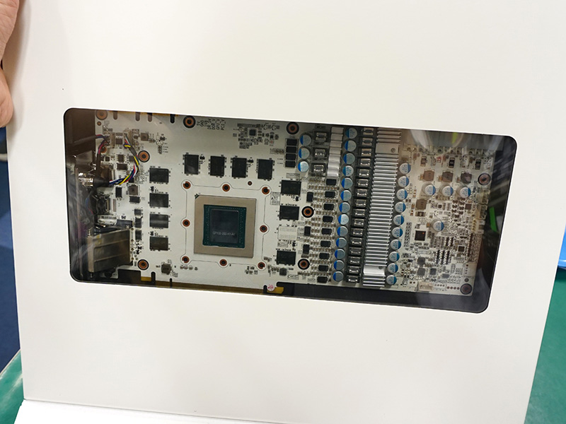 GPUが剥き出しの基板。水冷ブロックは別に入っている