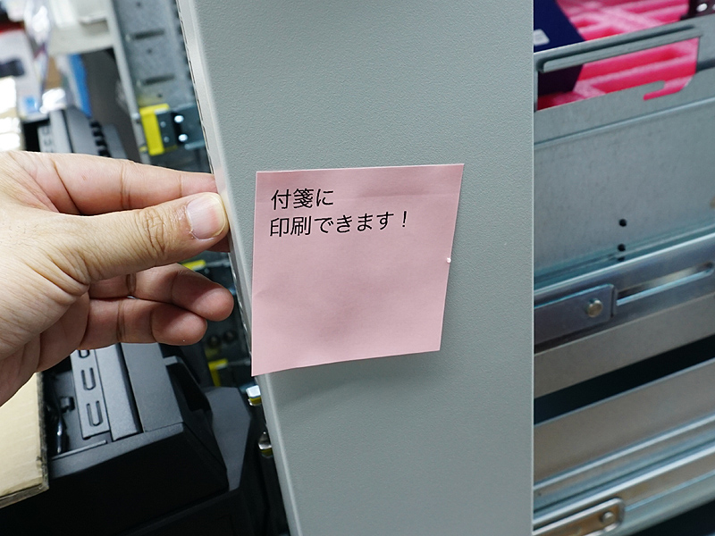 用紙は裏面粘着タイプの感熱紙