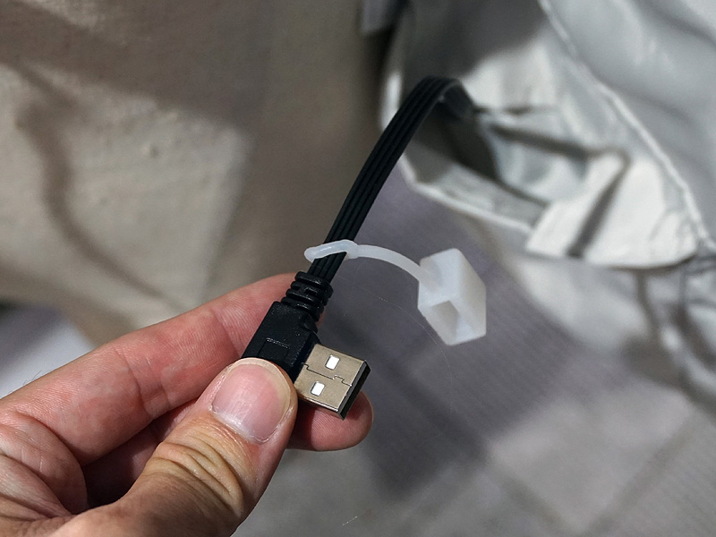 内側にUSBケーブルがある