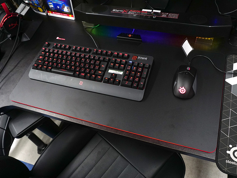 キーボードとマウスを置いても余裕があるデスクマットサイズ