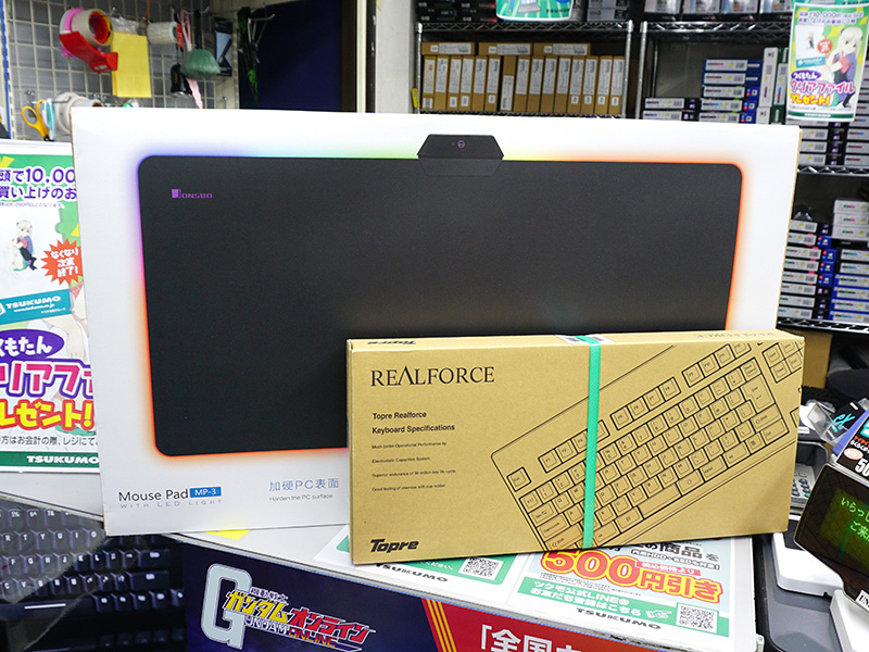 製品パッケージ。テンキー付きのフルキーボードと比べてもかなり大きい