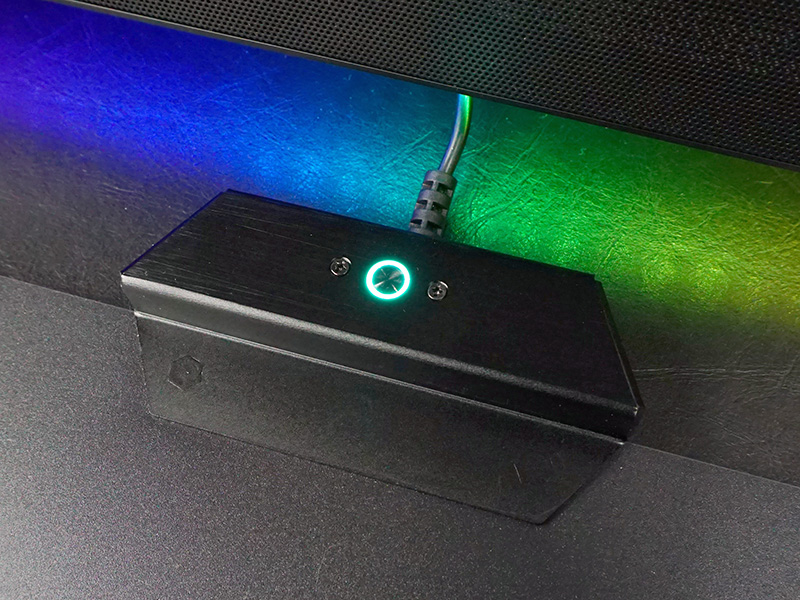 USBケーブル基部にあるコントローラ。ボタンを押すとイルミネーションが切り替わる