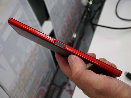 Xperia XZ Premium」のSIMフリー版に新色、鮮やかなロッソカラー