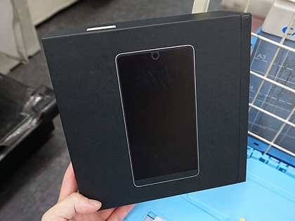Androidの父”が手がけたスマホ「Essential Phone PH-1」が店頭入荷