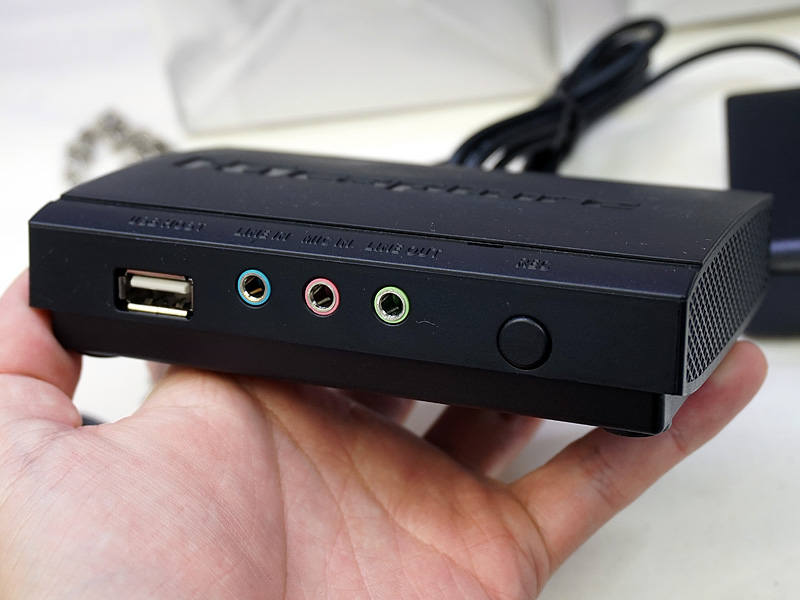 本体前面。左側のスイッチが録画ボタン