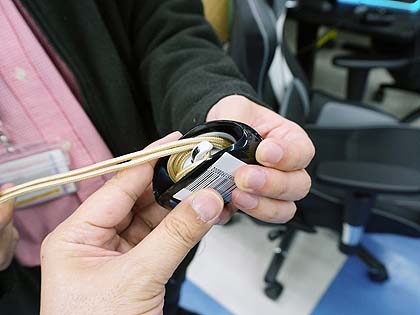 ケーブルをくるっと収納、自動巻取りホルダー「マキトゥルーン2」が