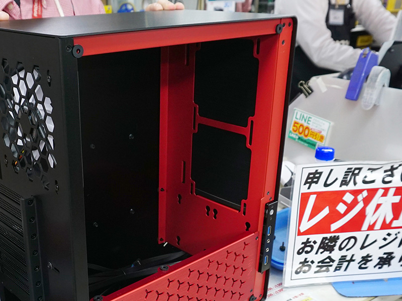 I/Oポートは左サイドに。フロントには冷却ファンが増設可能