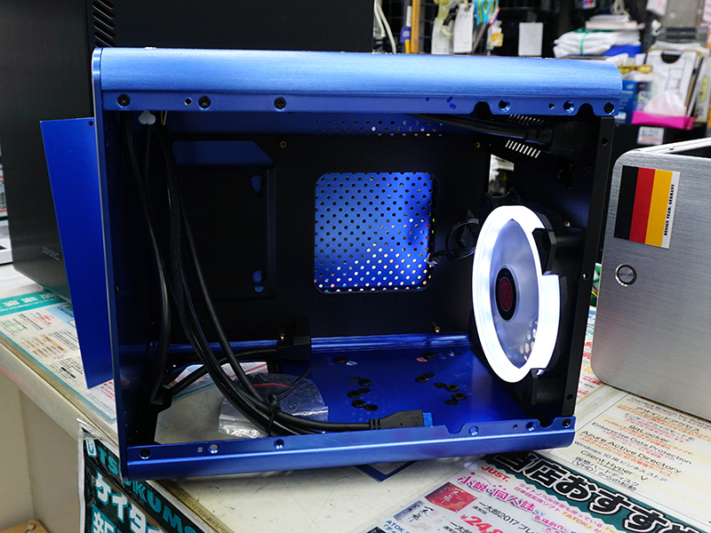 ケース内部。背面ファンはLED内蔵型