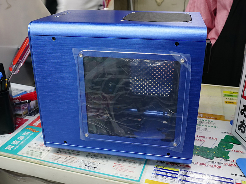 右サイドパネルにアクリルウィンドウを搭載