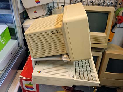 懐かしの「Apple IIc」が店頭展示中、外箱もあり （取材中に見つけた