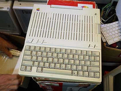 懐かしの「Apple IIc」が店頭展示中、外箱もあり （取材中に見つけた