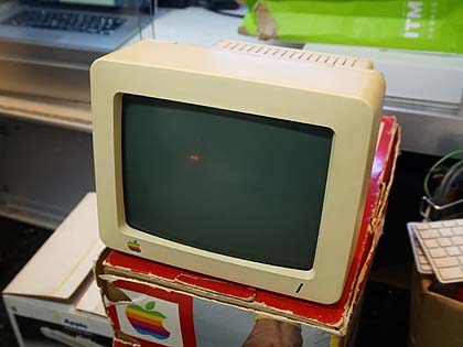 懐かしの「Apple IIc」が店頭展示中、外箱もあり （取材中に見つけた