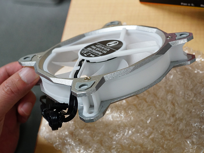 フレーム中央部にLEDを内蔵