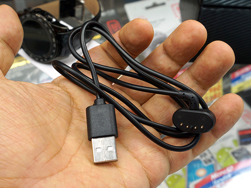 専用コネクタを持つ充電ケーブル