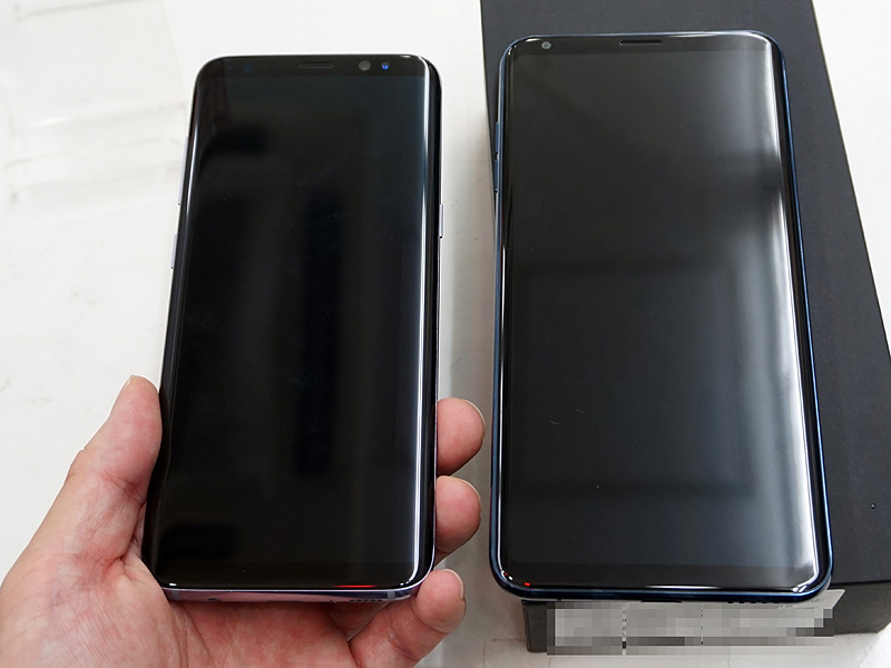 本体正面の比較。右がLG V30