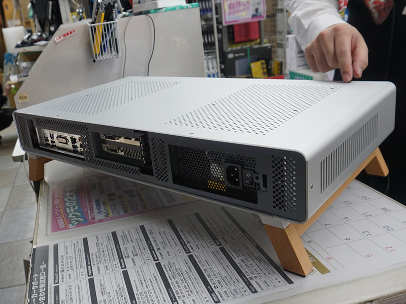 背面。ライザーカードによりビデオカードは横向きになる
