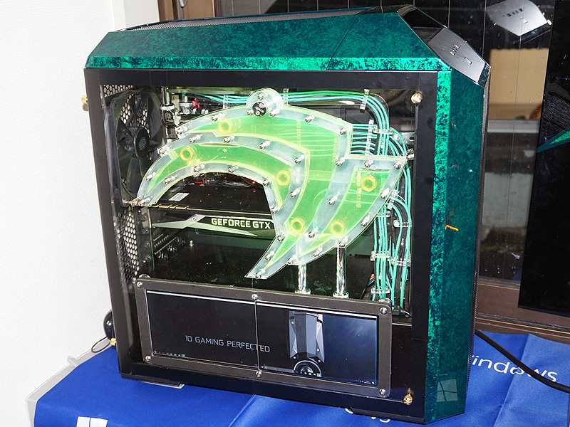 NVIDIAロゴの形をしたリザーバータンクが内部に設置されている
