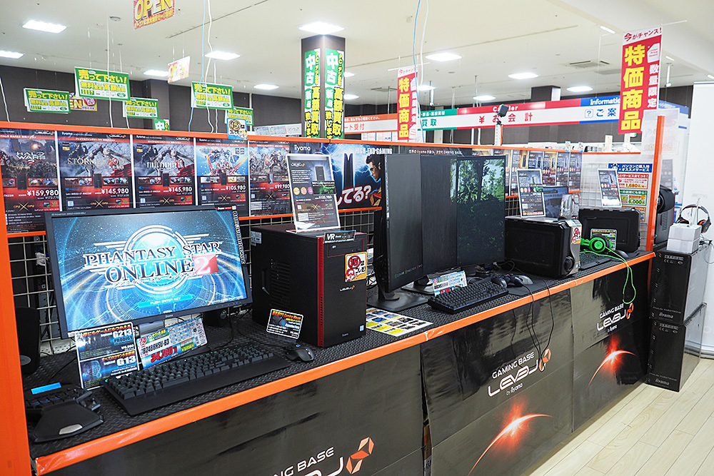 移転に伴い広くなった店内には、パソコン工房が誇るBTOマシンの実機が。