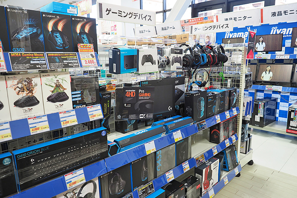 充実した品揃えのゲーミングデバイス。PCでゲームをするなら本体からデバイスまで、この福岡南店ですべて揃う。