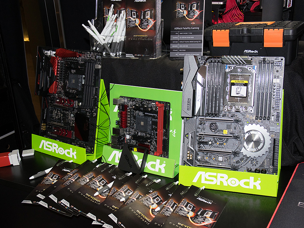 ASRockのブースでは、X399チップセット対応の「Fatal1ty X399 Professional Gaming」と「X399 Taichi」などを展示。「World of Tanks」の試遊が行なえた