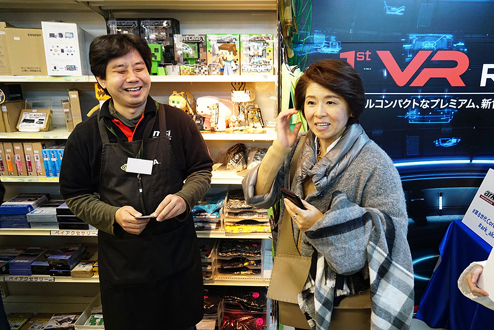 パソコンショップ アークにて。店長の渋谷氏とゲーミングに関しての話題などがあがっていた