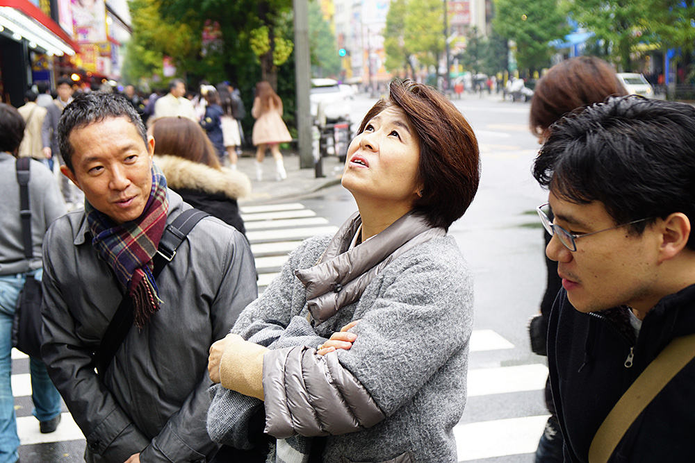 看板を見上げる江田氏、秋葉原の街の様子なども確認していた