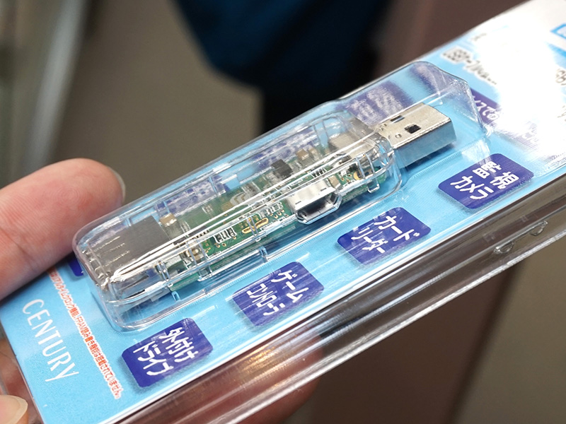 側面には電源供給用のmicroUSBを備える