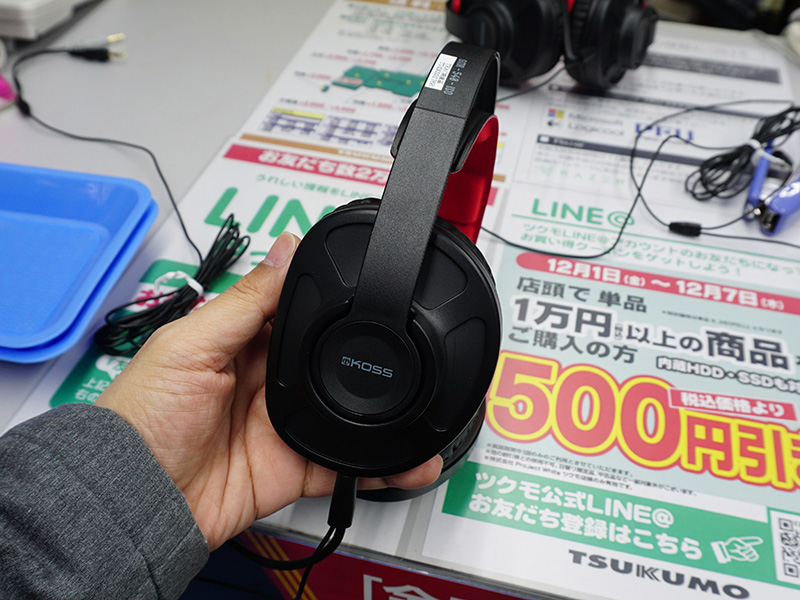 イヤーカップは密閉型
