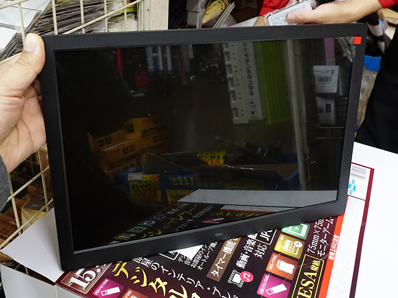 こちらは15.4インチモデル。画面サイズやデザインに違いがあるが、基本的な機能は変わらない