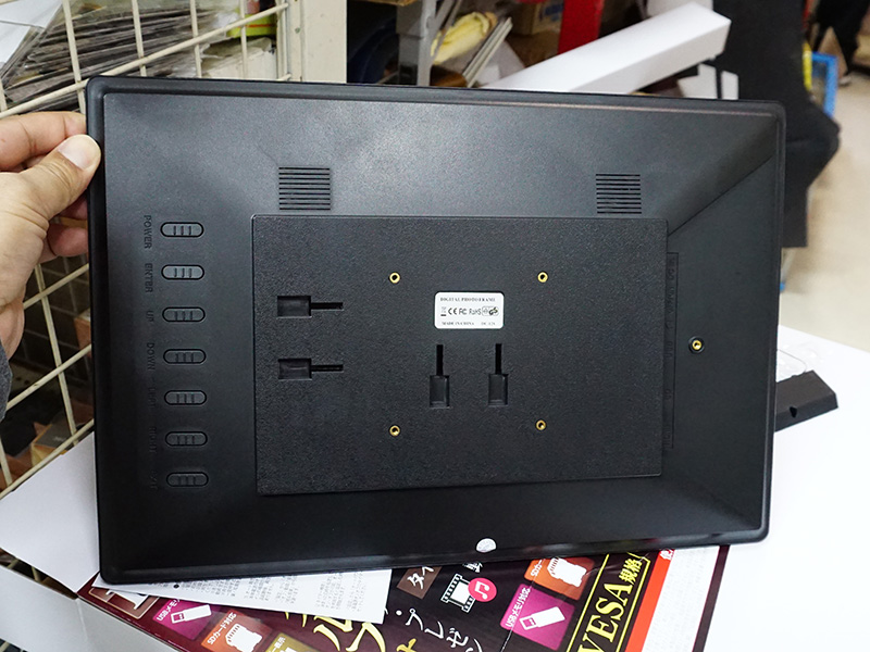 こちらは15.4インチモデル。画面サイズやデザインに違いがあるが、基本的な機能は変わらない