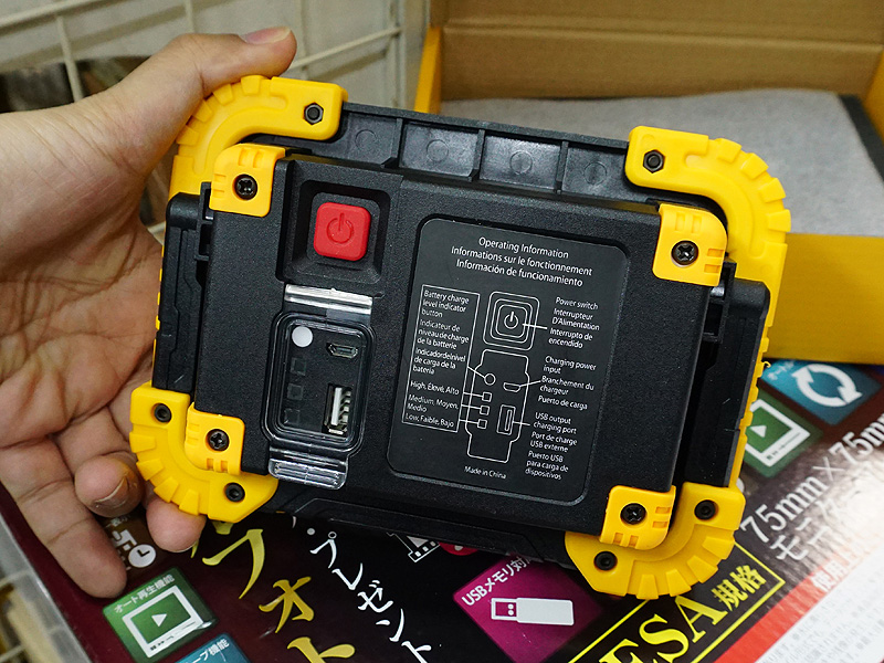 本体背面。USBポートや電源スイッチなどが用意されている
