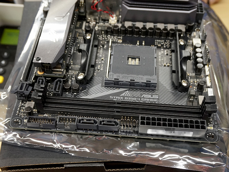 基板レイアウトはX370搭載モデルと同じ