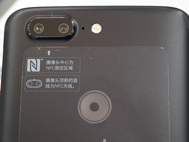 カメラはデュアルレンズ仕様