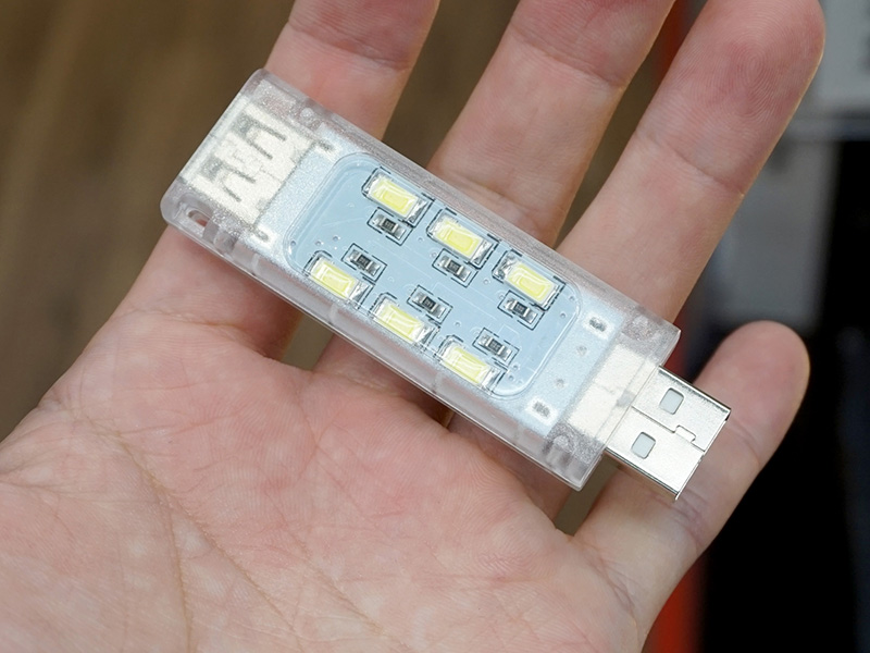 USBオスコネクタを装備