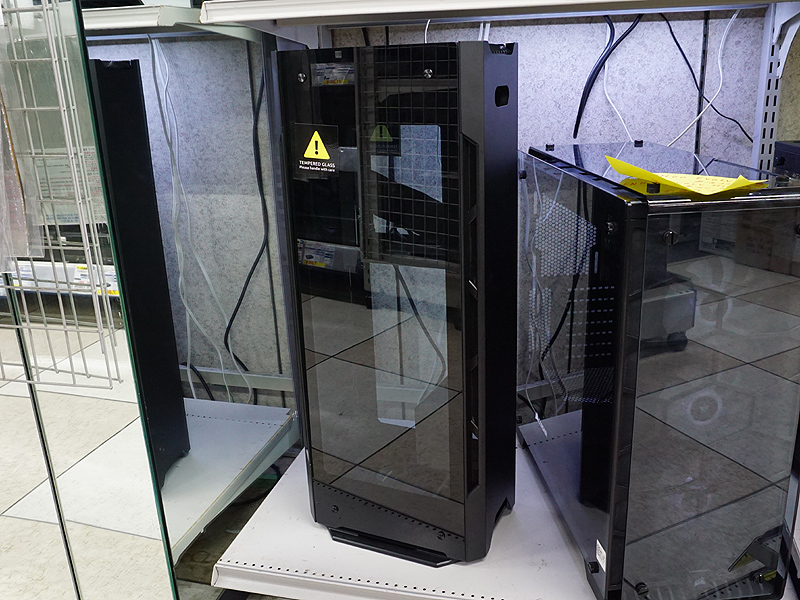 強化ガラスサイドパネルを装備