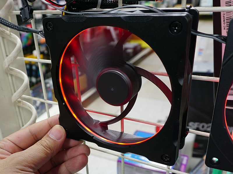 内縁部分が点灯（写真はアルミモデル）