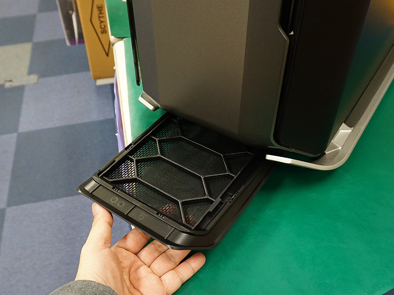 前面下部に防塵フィルター