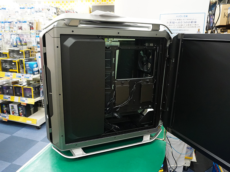 裏面に2.5インチベイなどを搭載