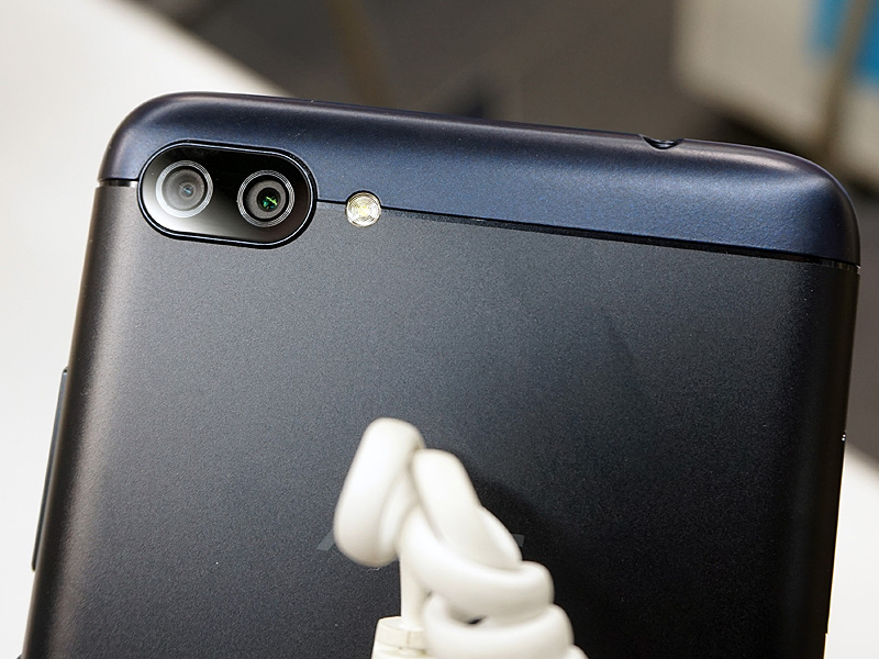 デュアルレンズカメラを搭載