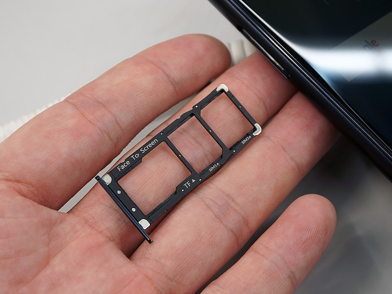 SIMカードのトレーは2枚のSIMカードと一緒にmicroSDカードを装着できる